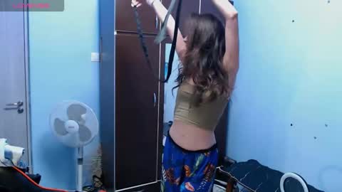 Snapshot of bellaqueen0701 chatting on 09/18/25, 01:02 bellaqueen0701 online show from 09/18/25, 01:02