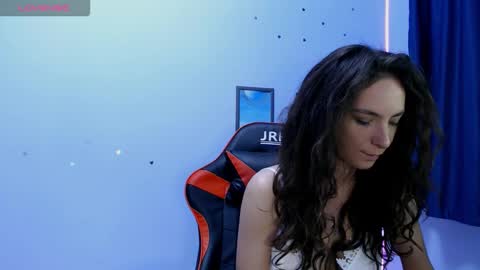 Snapshot of bellaqueen0701 chatting on 09/19/25, 03:56 bellaqueen0701 online show from 09/19/25, 03:56