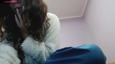 Snapshot of bellaqueen0701 chatting on 09/22/25, 04:03 bellaqueen0701 online show from 09/22/25, 04:03