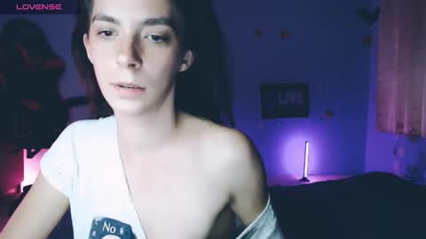 Snapshot of bellaqueen0701 chatting on 11/17/25, 09:42 bellaqueen0701 online show from 11/17/25, 09:42