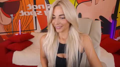Snapshot of bellarayyy chatting on 10/23/25, 01:32 Bella online show from 10/23/25, 01:32