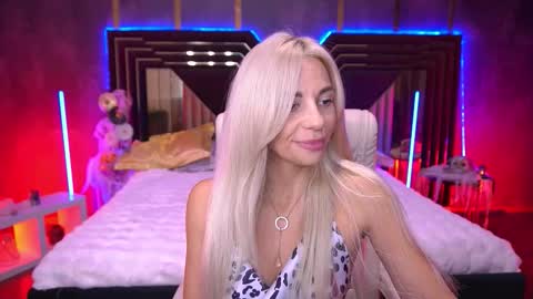 Snapshot of bellarayyy chatting on 10/27/25, 09:30 Bella online show from 10/27/25, 09:30