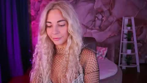 Snapshot of bellarayyy chatting on 12/15/25, 02:43 Bella online show from 12/15/25, 02:43