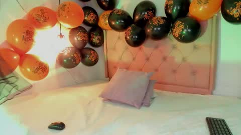 Snapshot of bellarohs chatting on 10/31/25, 02:18 LUCIANA online show from 10/31/25, 02:18