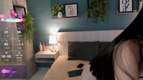 Snapshot of bellasaenzz chatting on 12/15/25, 08:57 BELLA online show from 12/15/25, 08:57