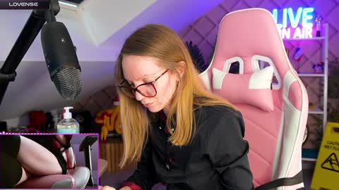 Snapshot of belle_alice chatting on 01/20/25, 01:42 Alice online show from 01/20/25, 01:42