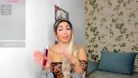 Snapshot of belle_hallle chatting on 01/10/25, 05:24 LucyJelly online show from 01/10/25, 05:24