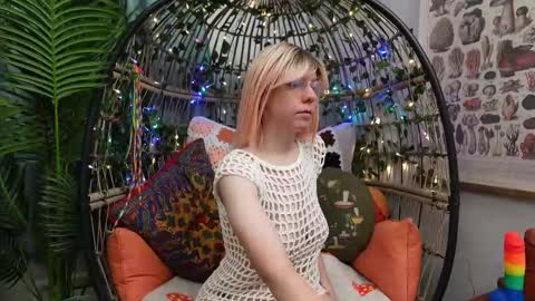 Snapshot of bendingofwillow chatting on 09/24/25, 11:13 Willow online show from 09/24/25, 11:13