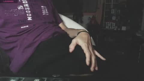 Snapshot of benijamin chatting on 11/19/25, 11:38 benijamin online show from 11/19/25, 11:38