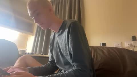 benji_j8 online show from 11/14/25, 04:17