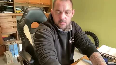 Snapshot of benochau chatting on 03/30/26, 02:51 benochau online show from 03/30/26, 02:51