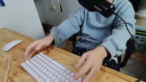 Snapshot of benreich chatting on 11/10/25, 08:08 benreich online show from 11/10/25, 08:08