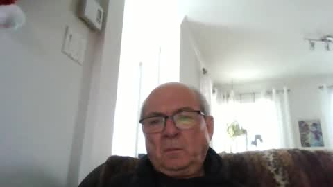 Snapshot of bernard1102 chatting on 11/19/25, 01:33 bernard1102 online show from 11/19/25, 01:33