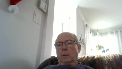 Snapshot of bernard1102 chatting on 11/29/25, 04:10 bernard1102 online show from 11/29/25, 04:10