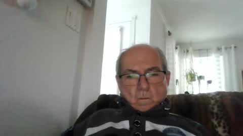 Snapshot of bernard1102 chatting on 12/17/25, 02:12 bernard1102 online show from 12/17/25, 02:12