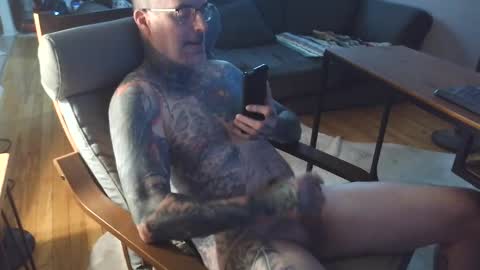 Snapshot of bernhard666 chatting on 09/14/25, 12:37 bernhard666 online show from 09/14/25, 12:37