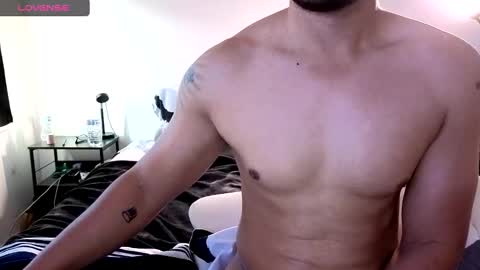 Snapshot of berriess_ chatting on 10/18/25, 12:06 berriess_ online show from 10/18/25, 12:06