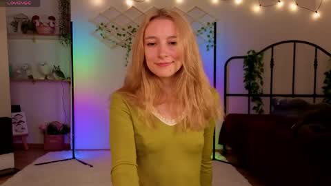 Snapshot of berrryjelly chatting on 05/29/26, 05:27 Hi Im NikaComing back online on Monday 3 online show from 05/29/26, 05:27