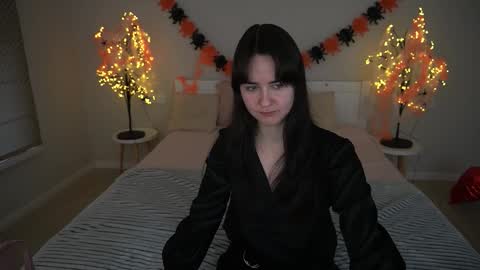 Snapshot of berrydiva chatting on 10/19/25, 06:03 Violette online show from 10/19/25, 06:03