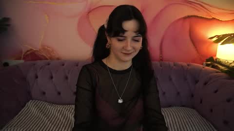 Snapshot of berrydiva chatting on 11/17/25, 09:42 Violette online show from 11/17/25, 09:42