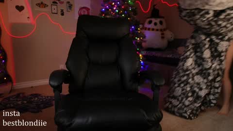 Snapshot of bestblondiiecb chatting on 12/24/24, 08:27 Chloe Next stream on Friday online show from 12/24/24, 08:27