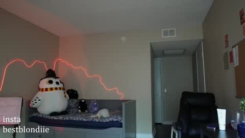 Snapshot of bestblondiiecb chatting on 01/17/25, 11:29 Chloe Next stream on Friday online show from 01/17/25, 11:29