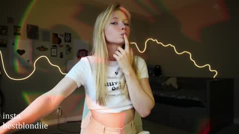 Snapshot of bestblondiiecb chatting on 01/26/25, 08:34 Chloe Next stream on Friday online show from 01/26/25, 08:34