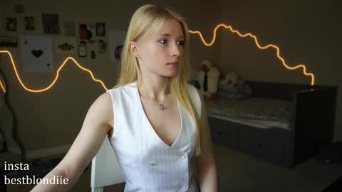 Snapshot of bestblondiiecb chatting on 03/03/25, 05:50 Chloe Next stream on Friday online show from 03/03/25, 05:50