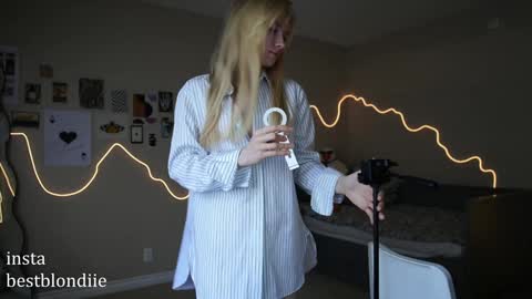 Snapshot of bestblondiiecb chatting on 03/07/25, 05:38 Chloe Next stream on Friday online show from 03/07/25, 05:38