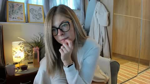 Vicky   online show from 10/21/25, 06:36