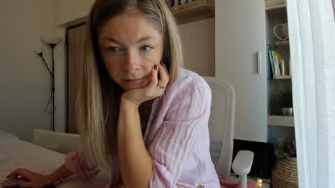 Vicky   online show from 11/11/25, 07:52