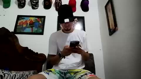 Snapshot of bestia_salvaje chatting on 12/01/24, 11:04 Andres online show from 12/01/24, 11:04