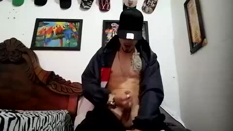 Snapshot of bestia_salvaje chatting on 12/22/24, 11:20 Andres online show from 12/22/24, 11:20