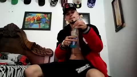 Snapshot of bestia_salvaje chatting on 01/04/25, 11:17 Andres online show from 01/04/25, 11:17