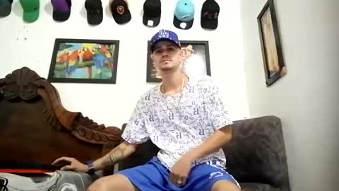 Snapshot of bestia_salvaje chatting on 02/14/25, 11:20 Andres online show from 02/14/25, 11:20