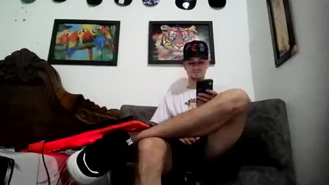 Snapshot of bestia_salvaje chatting on 02/18/25, 10:47 Andres online show from 02/18/25, 10:47
