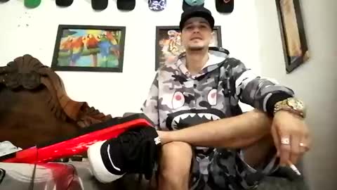 Snapshot of bestia_salvaje chatting on 02/21/25, 10:48 Andres online show from 02/21/25, 10:48