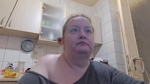 Snapshot of bethnorth chatting on 12/15/25, 02:27 bethnorth online show from 12/15/25, 02:27