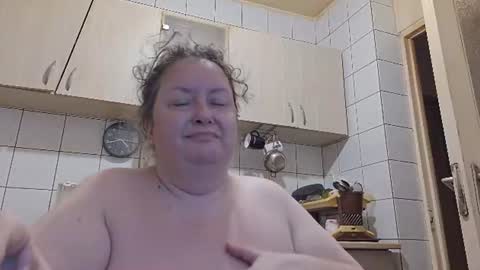 Snapshot of bethnorth chatting on 06/20/26, 01:41 bethnorth online show from 06/20/26, 01:41