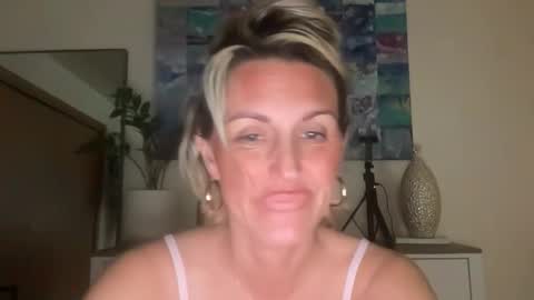 Snapshot of betterconvobesttime chatting on 11/25/25, 12:43 Best Time and Even better Convo online show from 11/25/25, 12:43