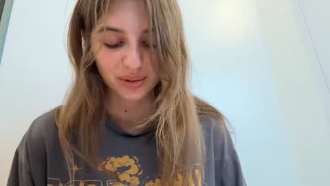 Snapshot of beulahweikert chatting on 08/03/26, 04:22 Lina online show from 08/03/26, 04:22