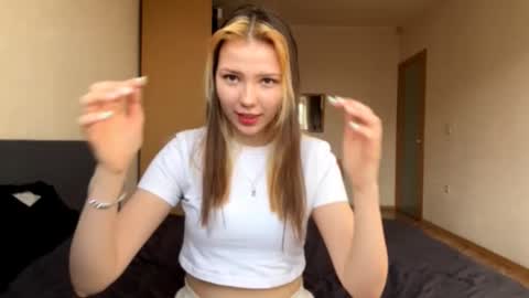 Snapshot of bevvanwoert chatting on 02/25/26, 07:29 Bella online show from 02/25/26, 07:29