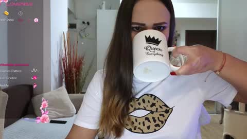 Snapshot of beyoncedoll chatting on 12/13/25, 08:36 BeyonceDoll Twitter DollBeyonce online show from 12/13/25, 08:36