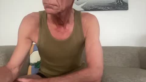 Snapshot of bgrade chatting on 11/21/25, 08:51 bgrade online show from 11/21/25, 08:51