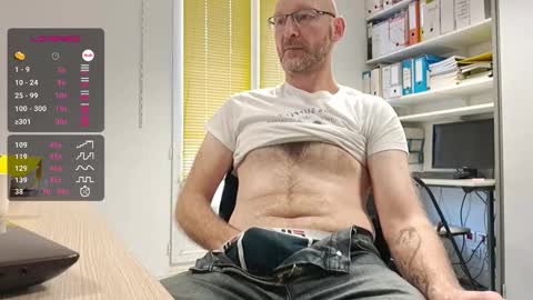 My name is David and if you like public exhibitions you wont be disappointed with me LoL - My favorite vibes is 44  online show from 01/16/26, 09:02