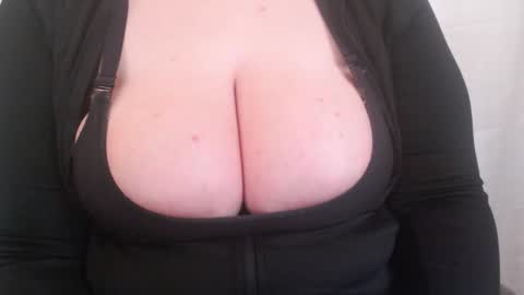 Snapshot of bigbittiesandfun chatting on 02/04/25, 09:10 bigbittiesandfun online show from 02/04/25, 09:10