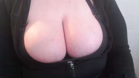 Snapshot of bigbittiesandfun chatting on 02/05/25, 08:57 bigbittiesandfun online show from 02/05/25, 08:57