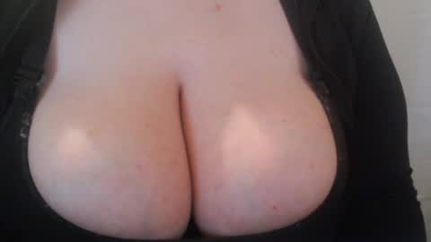 Snapshot of bigbittiesandfun chatting on 03/05/25, 01:21 bigbittiesandfun online show from 03/05/25, 01:21