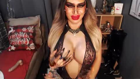 Snapshot of bigbomblhoraine chatting on 02/21/25, 01:44 Loraine Cruz online show from 02/21/25, 01:44