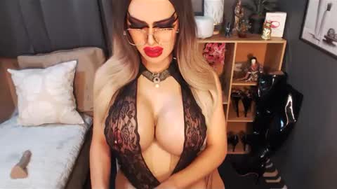 Snapshot of bigbomblhoraine chatting on 02/26/25, 06:04 Loraine Cruz online show from 02/26/25, 06:04